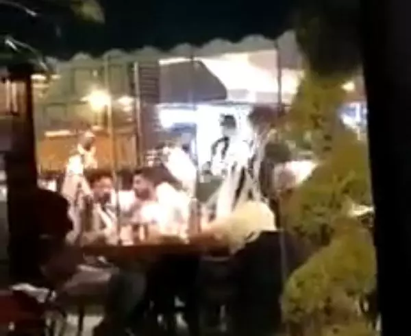 Kısıtlamaya rağmen açık restoranda yemeğe 51 bin lira ceza Kısıtlamaya rağmen açık restoranda yemeğe 51 bin lira ceza