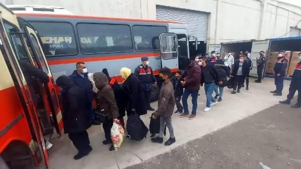 Son dakika haberleri | İZMİR KONTEYNERDE YAKALANAN 91 KAÇAK GÖÇMEN GÖÇ İDARESİ'NE TESLİM EDİLDİ Son dakika haberleri | İZMİR KONTEYNERDE YAKALANAN 91 KAÇAK GÖÇMEN GÖÇ İDARESİ'NE TESLİM EDİLDİ