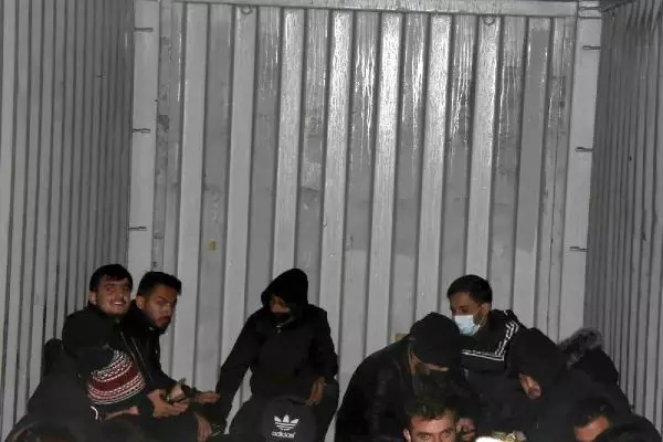 Son dakika haberleri | İZMİR KONTEYNERDE YAKALANAN 91 KAÇAK GÖÇMEN GÖÇ İDARESİ'NE TESLİM EDİLDİ Son dakika haberleri | İZMİR KONTEYNERDE YAKALANAN 91 KAÇAK GÖÇMEN GÖÇ İDARESİ'NE TESLİM EDİLDİ