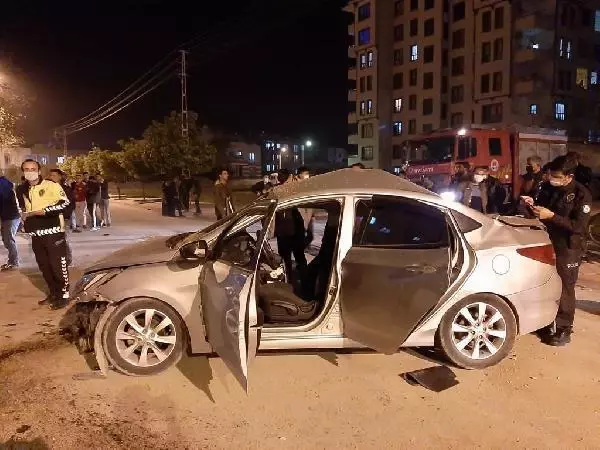 Kontrolden çıkan otomobil, ağaçlara ve elektrik direğine çarptı: 2 yaralı Kontrolden çıkan otomobil, ağaçlara ve elektrik direğine çarptı: 2 yaralı