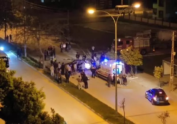 Kontrolden çıkan otomobil, ağaçlara ve elektrik direğine çarptı: 2 yaralı Kontrolden çıkan otomobil, ağaçlara ve elektrik direğine çarptı: 2 yaralı
