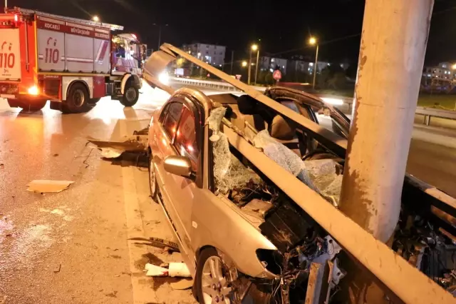 Kontrolden çıkan otomobil bariyerlere ok gibi saplandı: 2 yaralı Kontrolden çıkan otomobil bariyerlere ok gibi saplandı: 2 yaralı