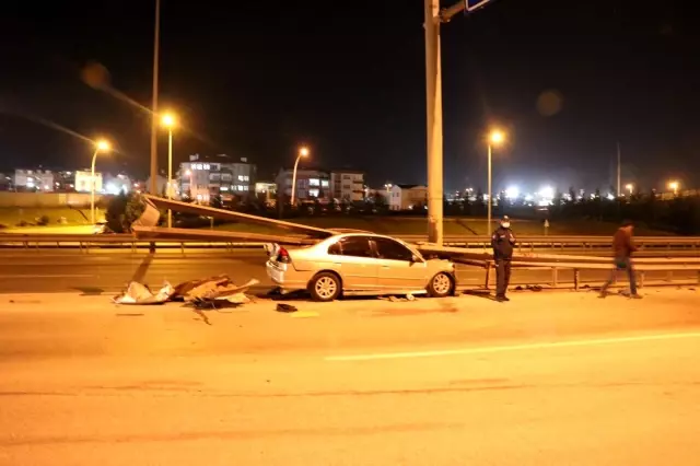Kontrolden çıkan otomobil bariyerlere ok gibi saplandı: 2 yaralı Kontrolden çıkan otomobil bariyerlere ok gibi saplandı: 2 yaralı