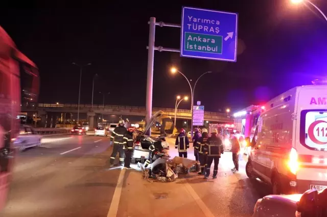Kontrolden çıkan otomobil bariyerlere ok gibi saplandı: 2 yaralı Kontrolden çıkan otomobil bariyerlere ok gibi saplandı: 2 yaralı