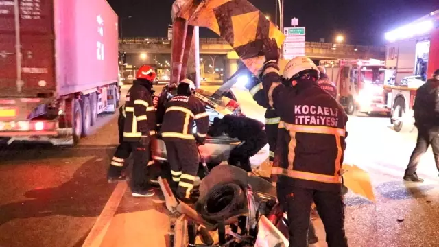Kontrolden çıkan otomobil bariyerlere ok gibi saplandı: 2 yaralı Kontrolden çıkan otomobil bariyerlere ok gibi saplandı: 2 yaralı