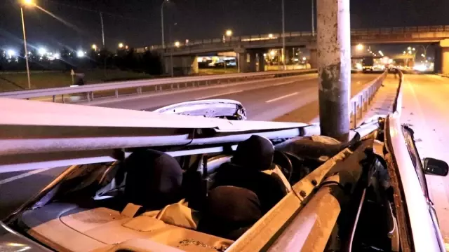 Kontrolden çıkan otomobil bariyerlere ok gibi saplandı: 2 yaralı Kontrolden çıkan otomobil bariyerlere ok gibi saplandı: 2 yaralı