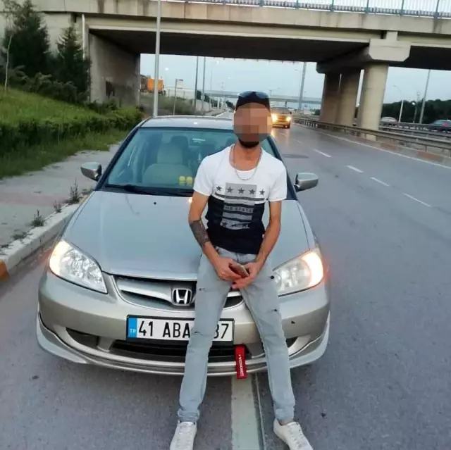 Kontrolden çıkan otomobil bariyerlere ok gibi saplandı: 2 yaralı Kontrolden çıkan otomobil bariyerlere ok gibi saplandı: 2 yaralı