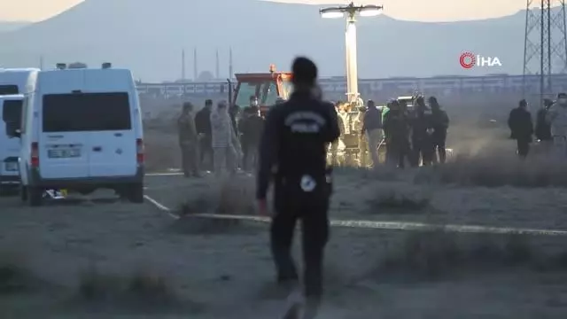 Konya'da düşen uçağın enkazında çalışmalar sürüyor Konya'da düşen uçağın enkazında çalışmalar sürüyor