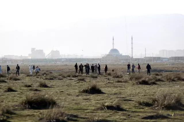 Konya'da düşen uçağın enkazında çalışmalar sürüyor Konya'da düşen uçağın enkazında çalışmalar sürüyor