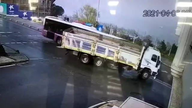 Küçükçekmece'de yolcu otobüsü ile kamyonun çarpıştığı kaza güvenlik kamerasında Küçükçekmece'de yolcu otobüsü ile kamyonun çarpıştığı kaza güvenlik kamerasında