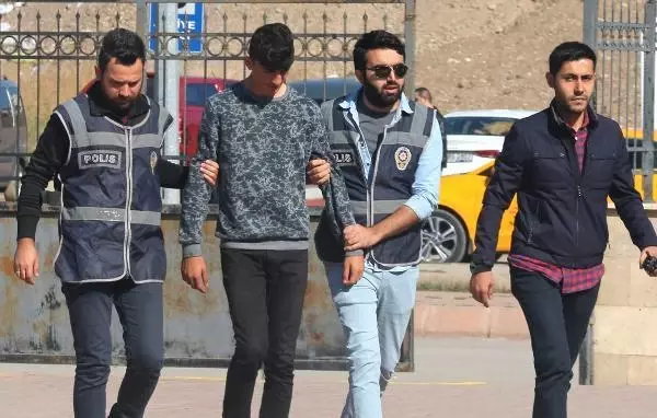 Liseli Yunus Emre'yi kalbinden bıçaklayarak öldüren sanığa 10 yıl hapis Liseli Yunus Emre'yi kalbinden bıçaklayarak öldüren sanığa 10 yıl hapis