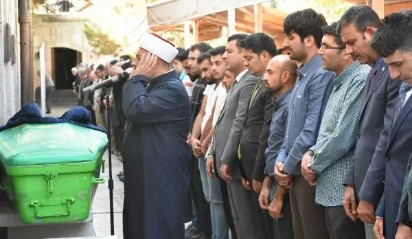 Liseli Yunus Emre'yi kalbinden bıçaklayarak öldüren sanığa 10 yıl hapis Liseli Yunus Emre'yi kalbinden bıçaklayarak öldüren sanığa 10 yıl hapis