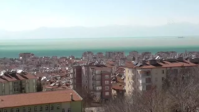 Lodos, Beyşehir Gölü yüzeyinin rengini değiştirdi Lodos, Beyşehir Gölü yüzeyinin rengini değiştirdi