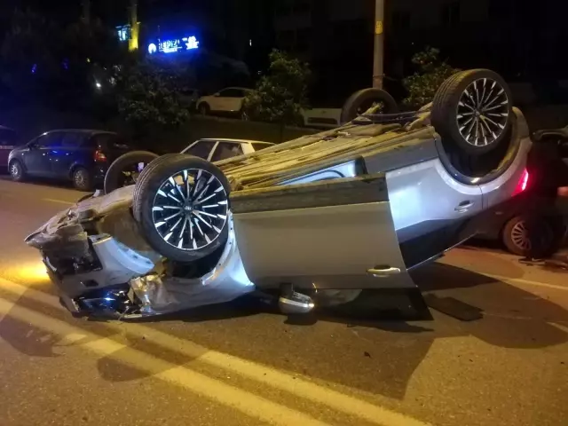 Lüks cip park halindeki araca çarpıp takla attı: 1 yaralı Lüks cip park halindeki araca çarpıp takla attı: 1 yaralı
