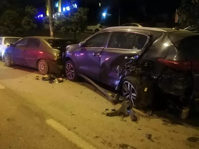 Lüks cip park halindeki araca çarpıp takla attı Lüks cip park halindeki araca çarpıp takla attı