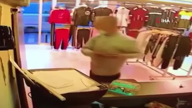 Mağazaya giren hırsız kasanın yanındaki cep telefonunu böyle çaldı Mağazaya giren hırsız kasanın yanındaki cep telefonunu böyle çaldı