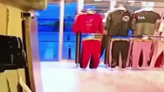 Mağazaya giren hırsız kasanın yanındaki cep telefonunu böyle çaldı Mağazaya giren hırsız kasanın yanındaki cep telefonunu böyle çaldı