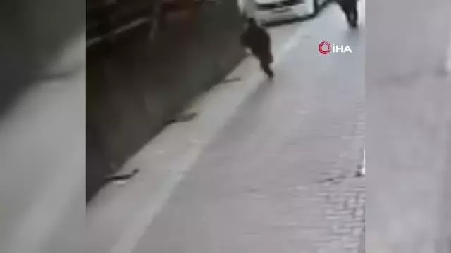Mağazaya giren hırsız kasanın yanındaki cep telefonunu böyle çaldı Mağazaya giren hırsız kasanın yanındaki cep telefonunu böyle çaldı