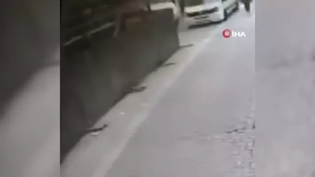 Mağazaya giren hırsız kasanın yanındaki cep telefonunu böyle çaldı Mağazaya giren hırsız kasanın yanındaki cep telefonunu böyle çaldı