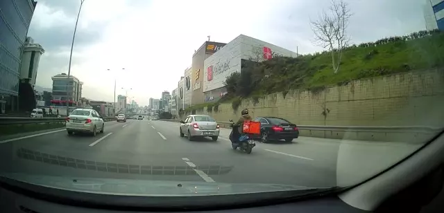 Motosikleti arıza yapan sürücüye halatlı yardım Motosikleti arıza yapan sürücüye halatlı yardım