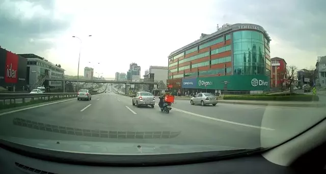 Motosikleti arıza yapan sürücüye halatlı yardım Motosikleti arıza yapan sürücüye halatlı yardım