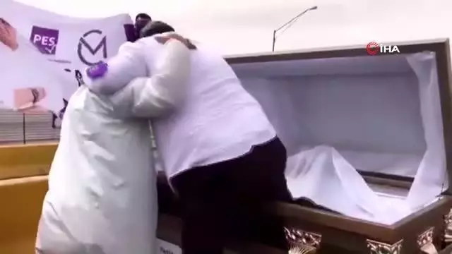 - Meksikalı vekil adayı Mayorga'dan tabutlu seçim kampanyası- Mayorga: 'Verdiğim sözleri tutamazsam, beni diri diri gömmelerine izin verin' - Meksikalı vekil adayı Mayorga'dan tabutlu seçim kampanyası- Mayorga: 'Verdiğim sözleri tutamazsam, beni diri diri gömmelerine izin verin'