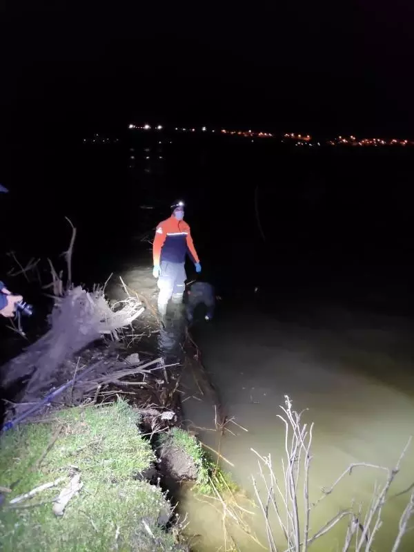 MERİÇ NEHRİ'NDE BALIKÇILAR TARAFINDAN ERKEK CESEDİ BULUNDU MERİÇ NEHRİ'NDE BALIKÇILAR TARAFINDAN ERKEK CESEDİ BULUNDU