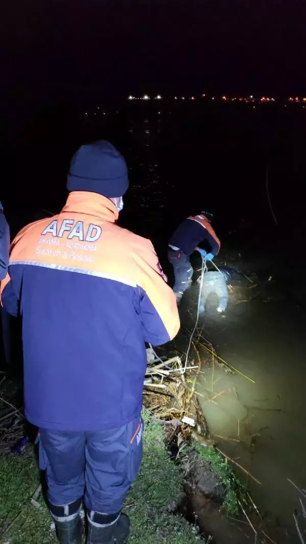 Meriç Nehri'nde balıkçılar tarafından erkek cesedi bulundu Meriç Nehri'nde balıkçılar tarafından erkek cesedi bulundu