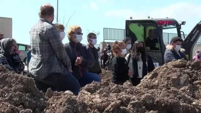 MİNİBÜSÜN ÇARPMASIYLA ÖLEN SİMAY, SON YOLCULUĞUNA UĞURLANDI MİNİBÜSÜN ÇARPMASIYLA ÖLEN SİMAY, SON YOLCULUĞUNA UĞURLANDI