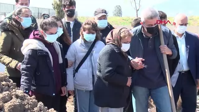MİNİBÜSÜN ÇARPMASIYLA ÖLEN SİMAY, SON YOLCULUĞUNA UĞURLANDI MİNİBÜSÜN ÇARPMASIYLA ÖLEN SİMAY, SON YOLCULUĞUNA UĞURLANDI