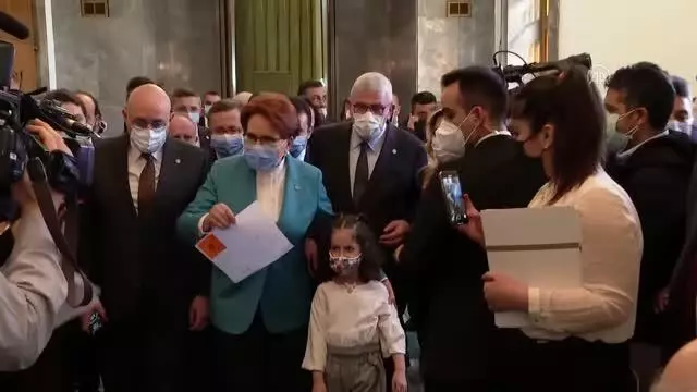 Minik Şefika'dan Akşener'e sürpriz Minik Şefika'dan Akşener'e sürpriz