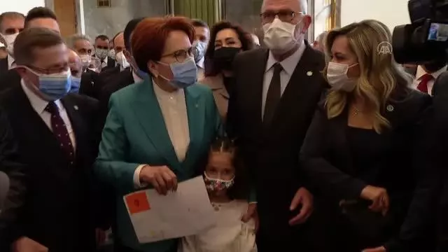 Minik Şefika'dan Akşener'e sürpriz Minik Şefika'dan Akşener'e sürpriz