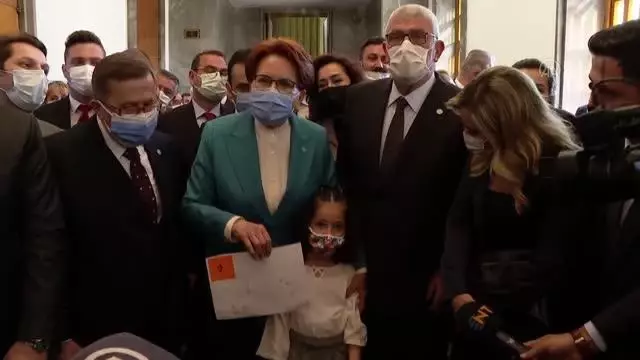 Minik Şefika'dan Akşener'e sürpriz Minik Şefika'dan Akşener'e sürpriz