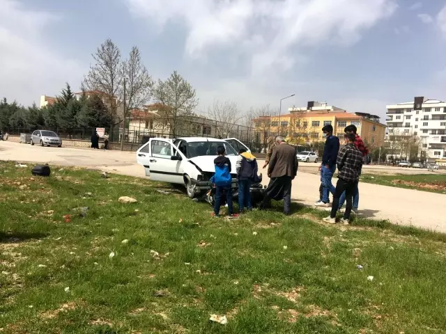 Motosiklet ile otomobil çarpıştı: 1 yaralı Motosiklet ile otomobil çarpıştı: 1 yaralı