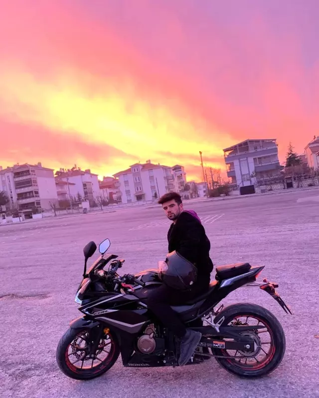 Motosiklet kazasında ölen genç toprağa verildi Motosiklet kazasında ölen genç toprağa verildi