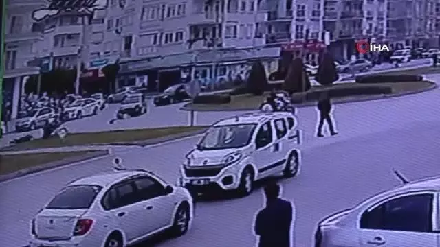 Motosiklet sürücüsünün ticari araca çarpıp savrulduğu kaza kameralara yansıdı Motosiklet sürücüsünün ticari araca çarpıp savrulduğu kaza kameralara yansıdı