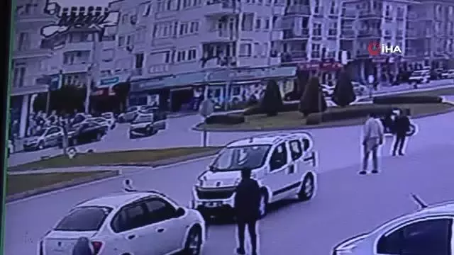 Motosiklet sürücüsünün ticari araca çarpıp savrulduğu kaza kameralara yansıdı Motosiklet sürücüsünün ticari araca çarpıp savrulduğu kaza kameralara yansıdı