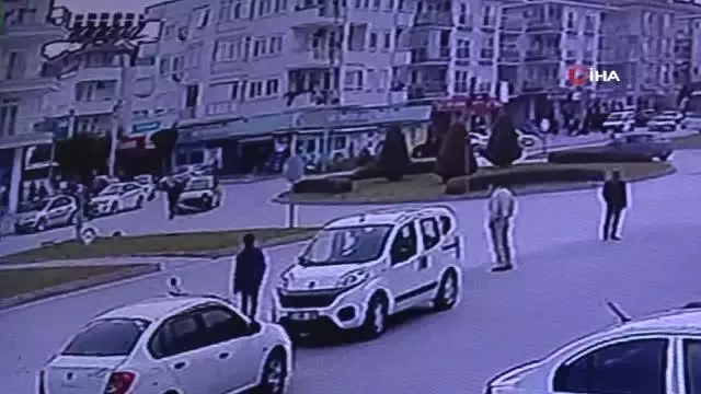 Motosiklet sürücüsünün ticari araca çarpıp savrulduğu kaza kameralara yansıdı Motosiklet sürücüsünün ticari araca çarpıp savrulduğu kaza kameralara yansıdı