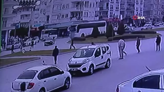 Motosiklet sürücüsünün ticari araca çarpıp savrulduğu kaza kameralara yansıdı Motosiklet sürücüsünün ticari araca çarpıp savrulduğu kaza kameralara yansıdı