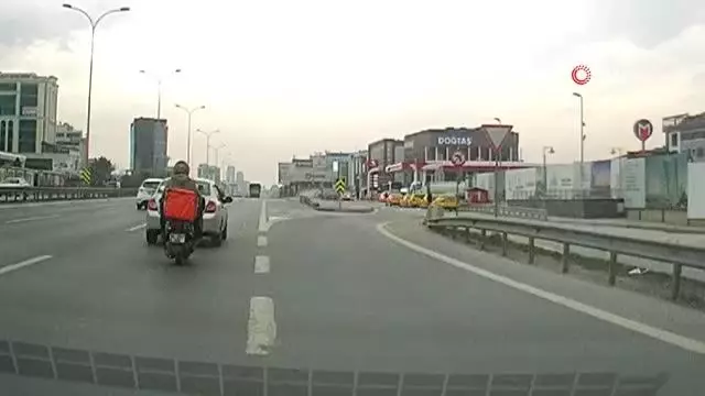 Motosikleti arıza yapan sürücüye halatlı yardım Motosikleti arıza yapan sürücüye halatlı yardım