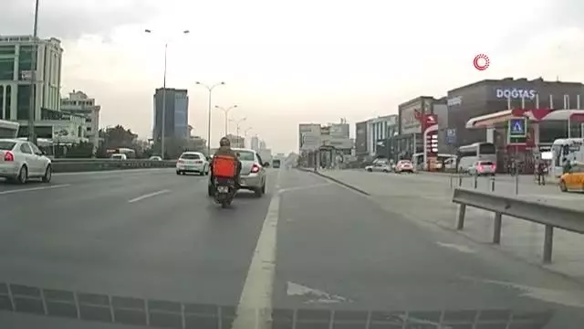 Motosikleti arıza yapan sürücüye halatlı yardım Motosikleti arıza yapan sürücüye halatlı yardım