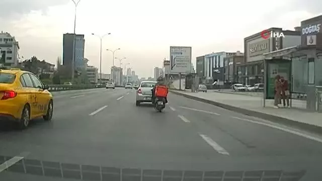 Motosikleti arıza yapan sürücüye halatlı yardım Motosikleti arıza yapan sürücüye halatlı yardım