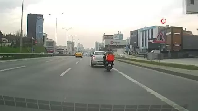 Motosikleti arıza yapan sürücüye halatlı yardım Motosikleti arıza yapan sürücüye halatlı yardım
