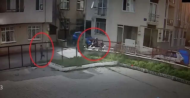 Motosikletli şahsın çocuk kaçırma teşebbüsü ihbarı korku ve paniğe sebep oldu...Olay anı kamerada Motosikletli şahsın çocuk kaçırma teşebbüsü ihbarı korku ve paniğe sebep oldu...Olay anı kamerada