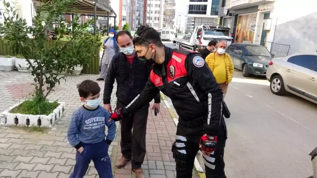 Motosikletli şahsın çocuk kaçırma teşebbüsü ihbarı korku ve paniğe sebep oldu...Olay anı kamerada Motosikletli şahsın çocuk kaçırma teşebbüsü ihbarı korku ve paniğe sebep oldu...Olay anı kamerada