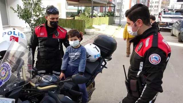 Motosikletli şahsın çocuk kaçırma teşebbüsü ihbarı korku ve paniğe sebep oldu...Olay anı kamerada Motosikletli şahsın çocuk kaçırma teşebbüsü ihbarı korku ve paniğe sebep oldu...Olay anı kamerada