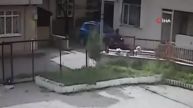 Motosikletli şahsın çocuk kaçırma teşebbüsü ihbarı korku ve paniğe sebep oldu...Olay anı kamerada Motosikletli şahsın çocuk kaçırma teşebbüsü ihbarı korku ve paniğe sebep oldu...Olay anı kamerada