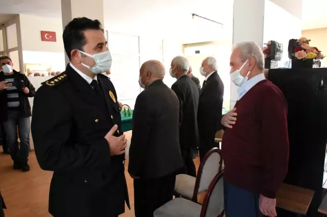 Son dakika... Müdür Onar, Polis Emeklileri Derneği'ni ziyaret etti. Son dakika... Müdür Onar, Polis Emeklileri Derneği'ni ziyaret etti.