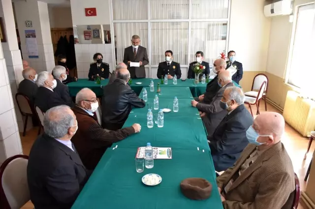 Son dakika... Müdür Onar, Polis Emeklileri Derneği'ni ziyaret etti. Son dakika... Müdür Onar, Polis Emeklileri Derneği'ni ziyaret etti.