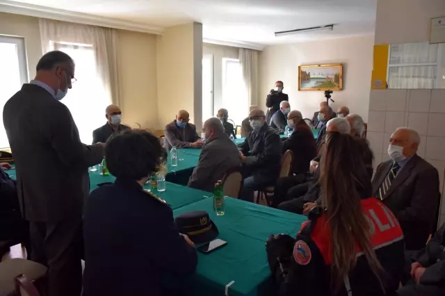 Son dakika... Müdür Onar, Polis Emeklileri Derneği'ni ziyaret etti. Son dakika... Müdür Onar, Polis Emeklileri Derneği'ni ziyaret etti.